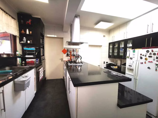 AMPLIA Y LUMINOSA CASA EN VENTA//LAS CONDES (74604)