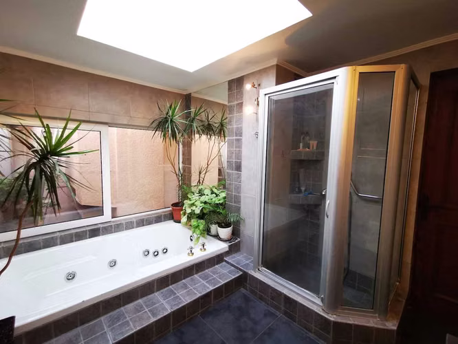 AMPLIA Y LUMINOSA CASA EN VENTA//LAS CONDES (74604)