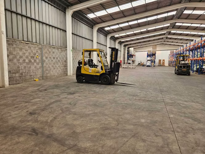 Venta amplia bodega (75316)