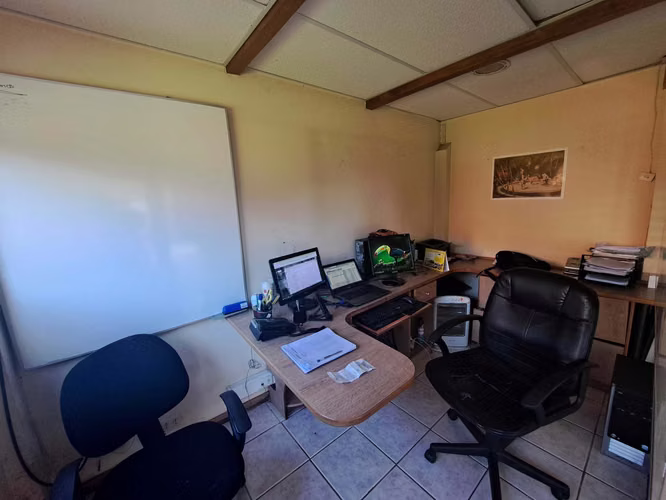 Venta amplia propiedad comercial (76027)