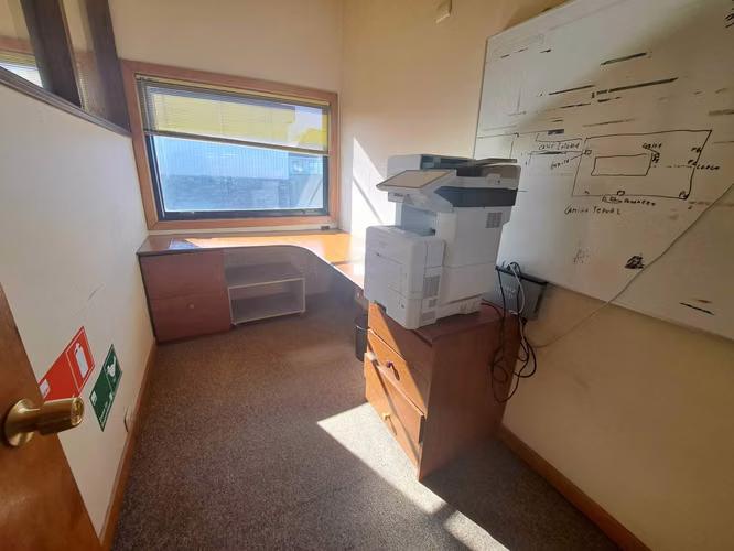 Venta amplia propiedad comercial (76027)
