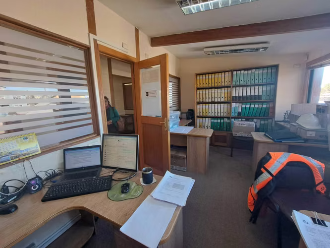 Venta amplia propiedad comercial (76027)