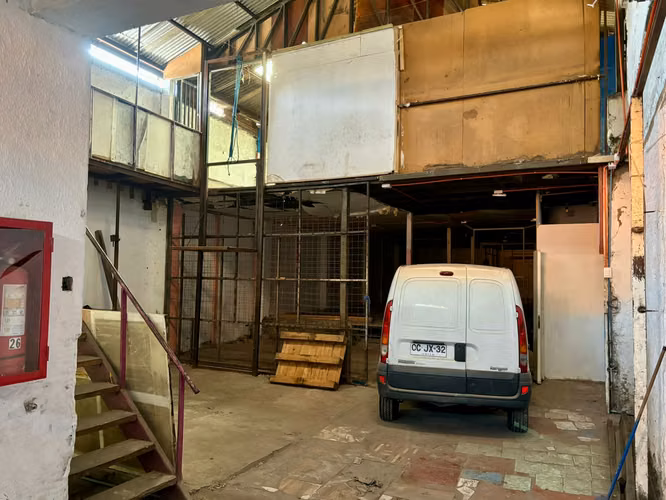 Galpón en Arriendo barrio tranquilo Metro Talleres San Eugenio