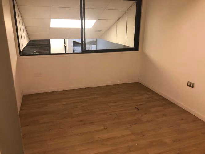 Amplio local en arriendo, calle Esmeralda, Valparaíso.