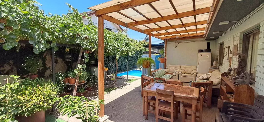 Hermosa Casa remodelada con piscina y patio (78340)