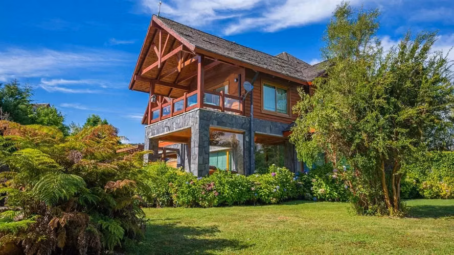Se Vende Amplia Casa en Villarrica, Equipada En Condominio.