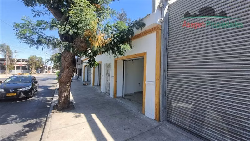 LOCAL COMERCIAL Local comercial en arriendo en calle Atacama, a pasos de Alameda Manuel Antonio Matta.