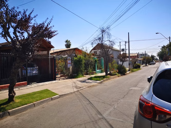 Venta Casa con Antejardín en Eladio Rojas