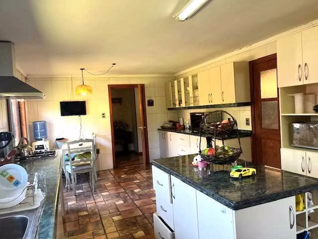 Casa y Quincho, en Condominio Las Mariposas (78611)