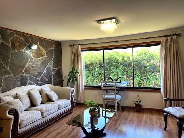 Casa y Quincho, en Condominio Las Mariposas (78611)
