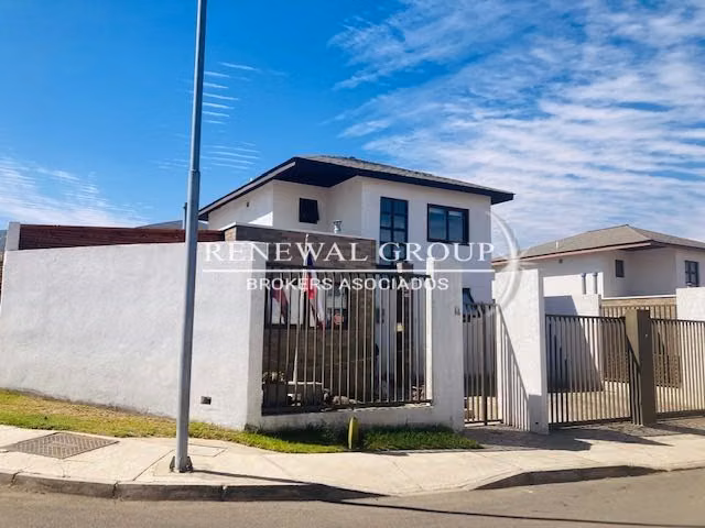 Linda casa ampliada en exclusivo sector (28456)