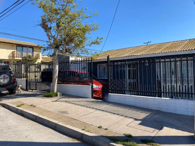 SE VENDE AMPLIA Y BONITA CASA CON PROYECION COMERCIAL. REGION DE LA SERENA