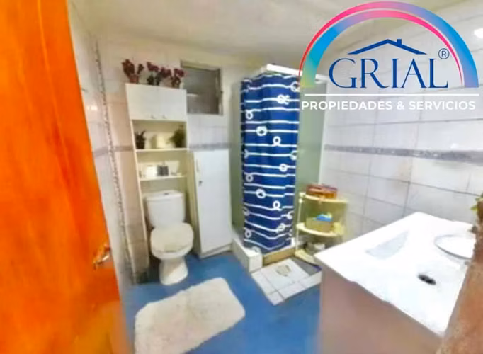 Se vende amplia casa con departamento independiente