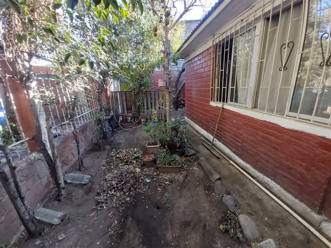 CASA Av Principal Capitan Ignacio Carrera Pinto / Larranaga