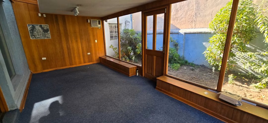 1 oriente, Casa comercial