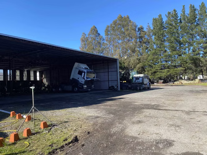 Sitio Industrial.  Galpones y Casa (73460)