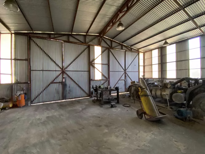 Sitio Industrial.  Galpones y Casa (73460)