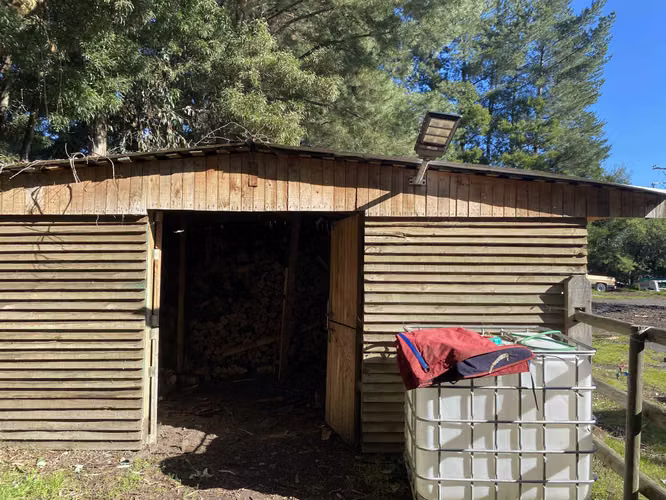 Sitio Industrial.  Galpones y Casa (73460)