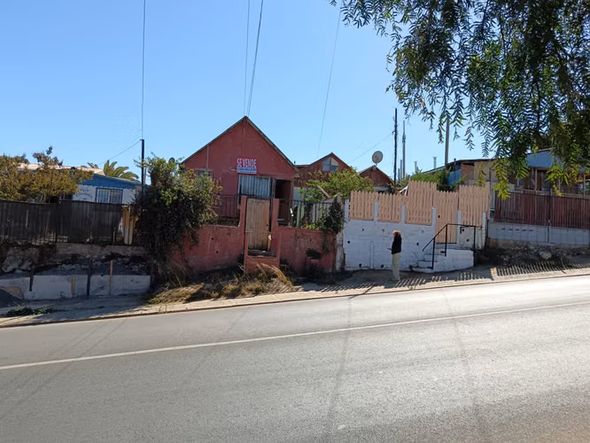 $89.500.000.- SITIO CON 2 CABAÑAS EN AVENIDA CARTAGENA, AGUA POTABLE.