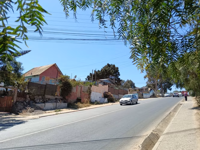 $89.500.000.- SITIO CON 2 CABAÑAS EN AVENIDA CARTAGENA, AGUA POTABLE.