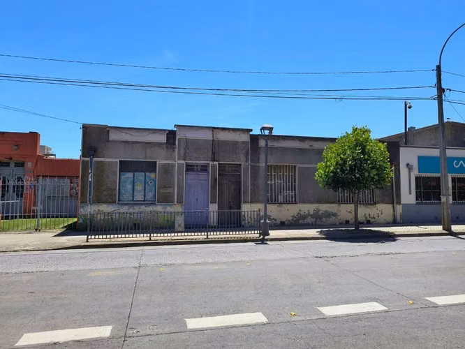 SE Vende PROPIEDAD FRENTE A LA PLAZA DE PENCO