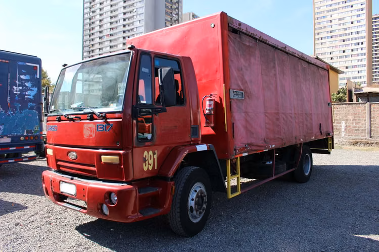 Camion Ford Cargo 1317 E año 2008 Plano con Cortinas