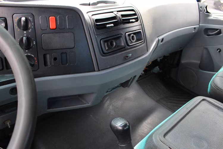 Camion Mercedes Atego 1518 año 2010 Plano Cortinas Metalicas