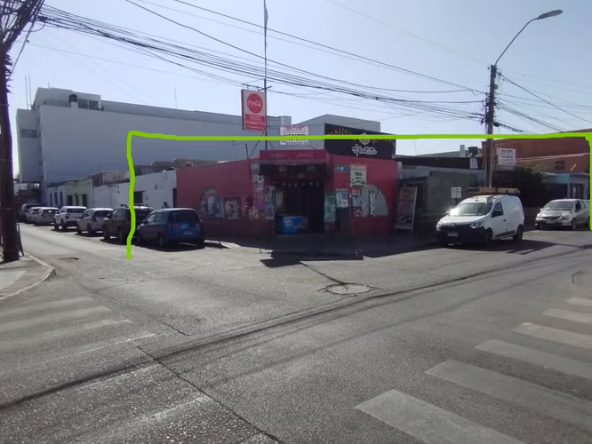 Terreno con Local Comercial y Casas