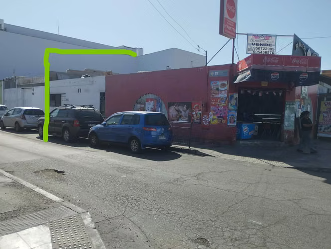 Terreno con Local Comercial y Casas