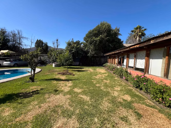 Encantadora casa en gran terreno 2.100mts2 en el Centro de Peñaflor