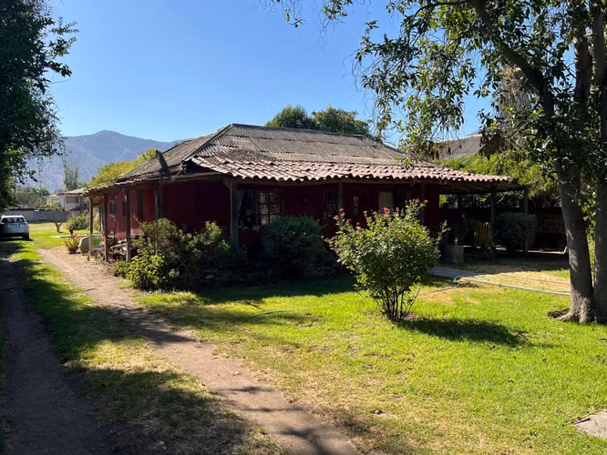 Encantadora casa en gran terreno 2.100mts2 en el Centro de Peñaflor