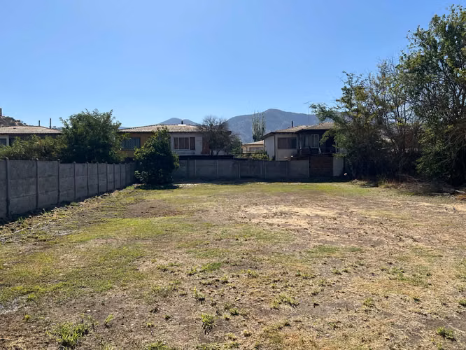 Encantadora casa en gran terreno 2.100mts2 en el Centro de Peñaflor