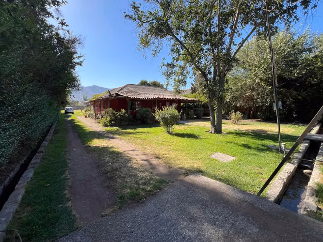Encantadora casa en gran terreno 2.100mts2 en el Centro de Peñaflor
