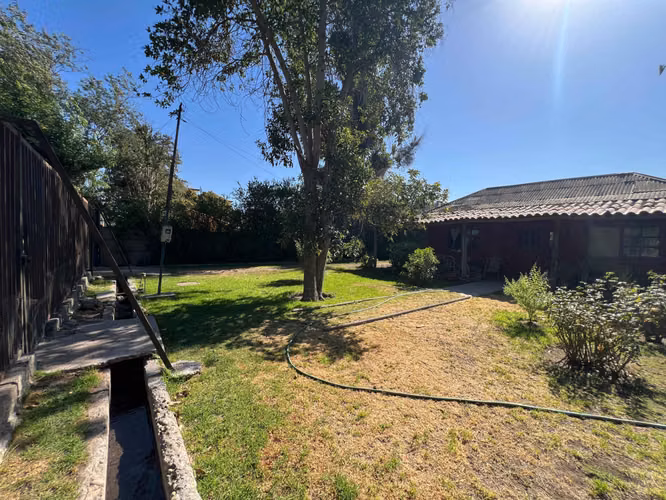 Encantadora casa en gran terreno 2.100mts2 en el Centro de Peñaflor