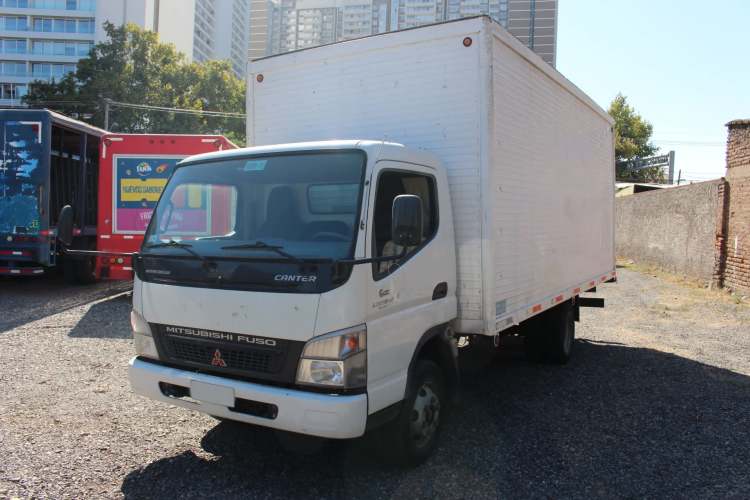 Camion Mitsubishi Fuso Canter 6.5 año 2014 con Furgon 109.000 Kms Full AC