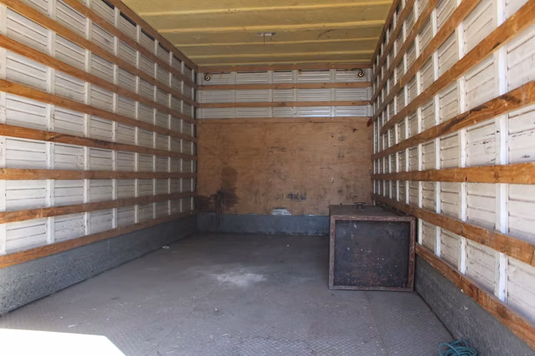 Camion Mitsubishi Fuso Canter 6.5 año 2014 con Furgon 109.000 Kms Full AC