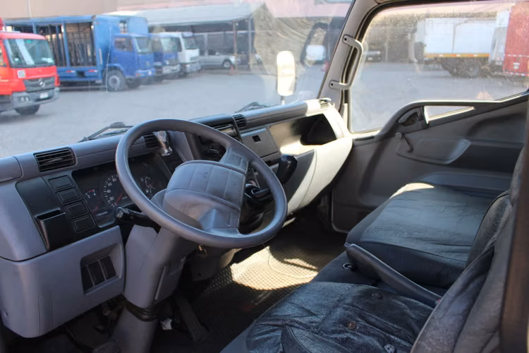 Camion Mitsubishi Fuso Canter 6.5 año 2014 con Furgon 109.000 Kms Full AC