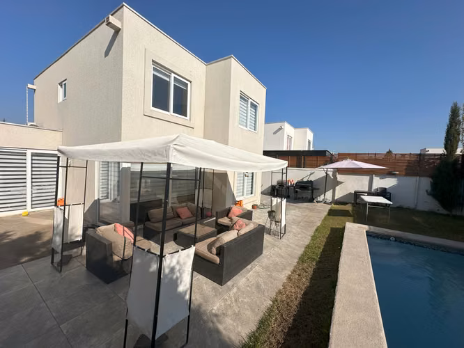 ARRIENDO CASA 4HAB 3BA COLINA