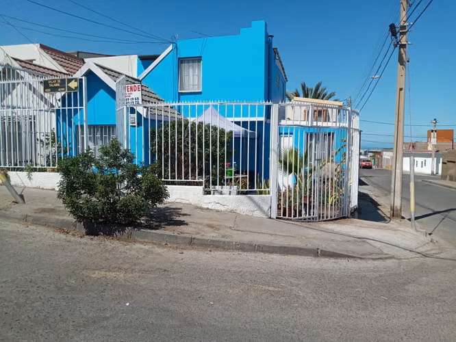 Casa ubicada cerca de Av Padre Alberto Hurtado.