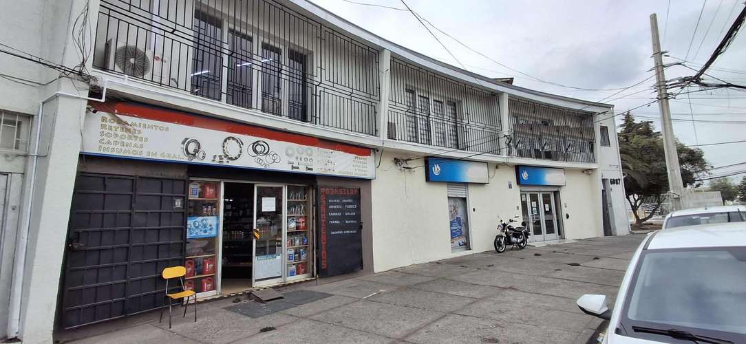 Gran Casa Con Locales Comerciales En Avenida - Imagen 4