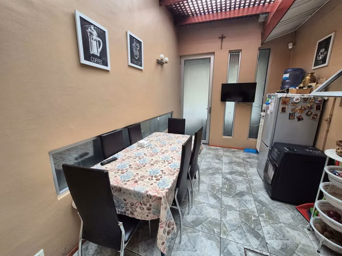 4 Dormitorios, 4 baños, 5 Estacionamientos. Gran Terreno y Construcción.