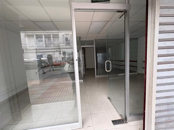 Local comercial ubicado en calle Washington