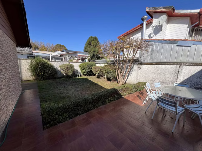 Arriendo Casa amoblada en Condominio
