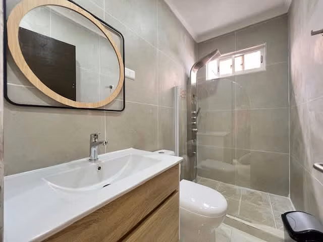 Vende casa amplia remodelada en Jardines del Sur