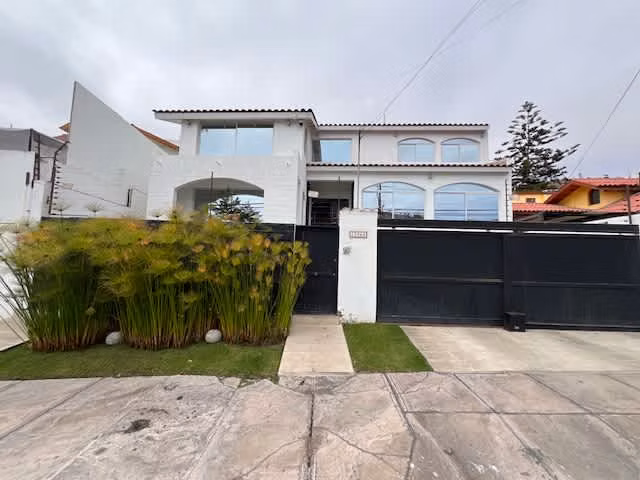 Vende casa amplia remodelada en Jardines del Sur