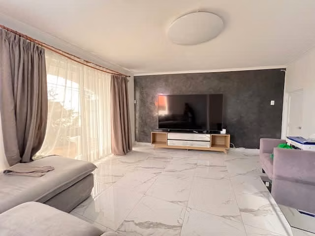 Vende casa amplia remodelada en Jardines del Sur