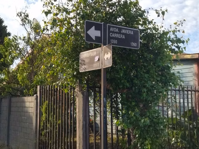 REBAJADA! Se Vende casa con Rol Comercial ubicada en Avda. Javiera Carrera a cuadras de Pablo Neruda