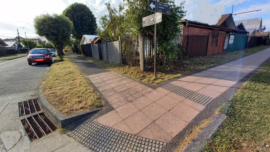 REBAJADA! Se Vende casa con Rol Comercial ubicada en Avda. Javiera Carrera a cuadras de Pablo Neruda