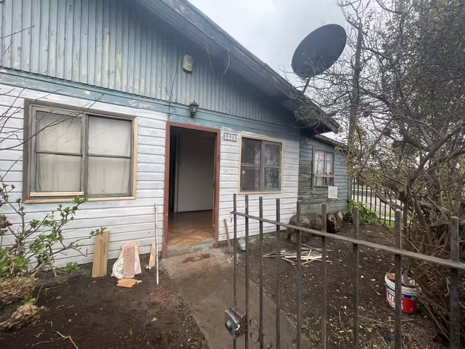 REBAJADA! Se Vende casa con Rol Comercial ubicada en Avda. Javiera Carrera a cuadras de Pablo Neruda
