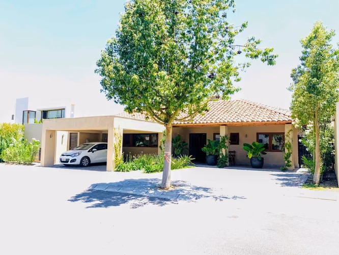 OPORTUNIDAD! CASA CHILENA 1 PISO A PASOS COLEGIO PEDREGALES